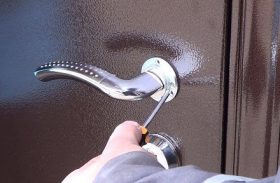 Замена дверной ручки металлической двери в Оренбурге
